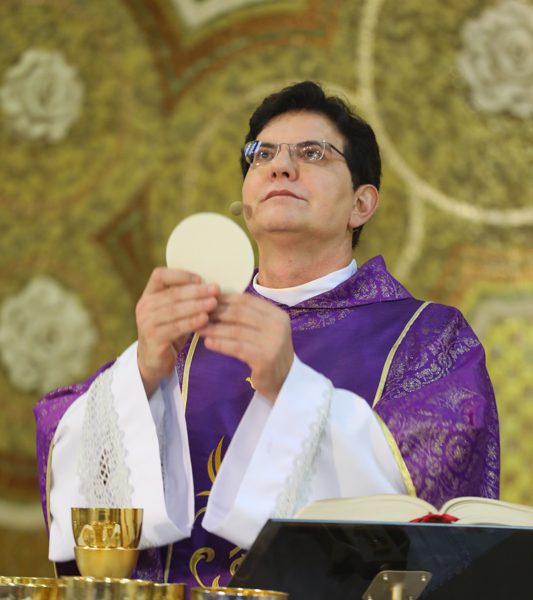 Padre Reginaldo Manzotti, preside a Santa Missa de quarta-feira de Cinzas, em Curitiba (PR)