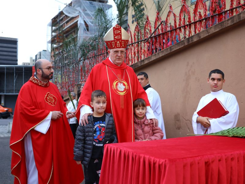 Dom José Antonio Peruzzo preside a Santa Missa do Domingo de Ramos