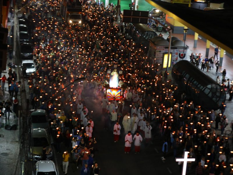 Procissão Luminosa encerra Festa da Divina Misericórdia no Santuário de Guadalupe e Jesus das Santas Chagas