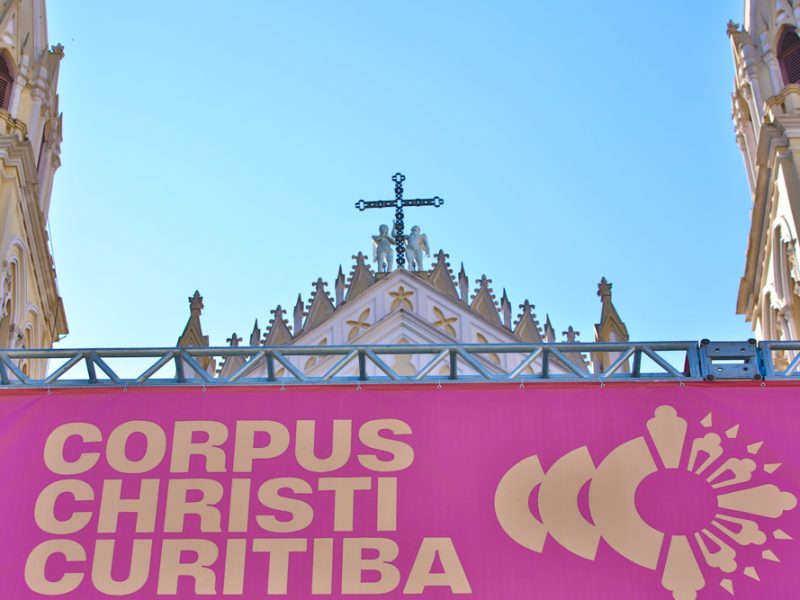 Milhares de fiéis participam das celebrações de Corpus Christi em Curitiba (PR)