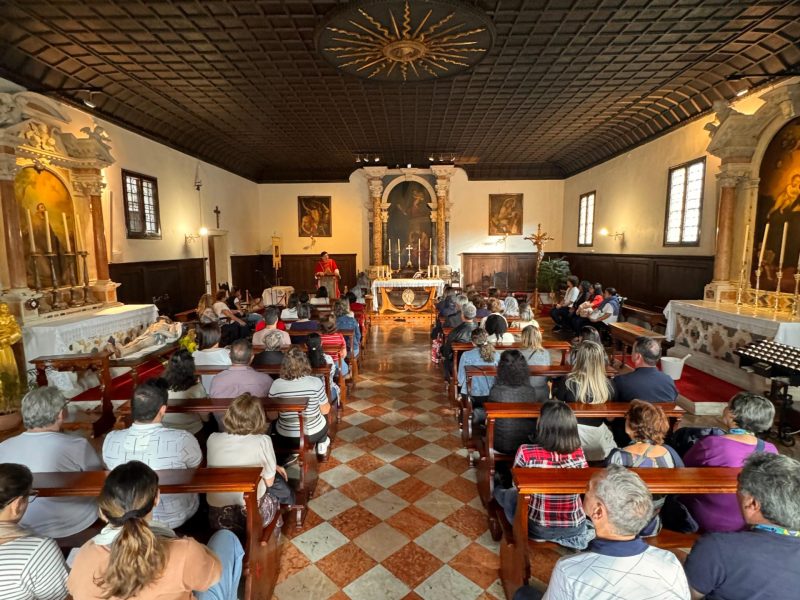 Padre Reginaldo Manzotti celebra Santa Missa na Basílica de Santo Antônio de Padova