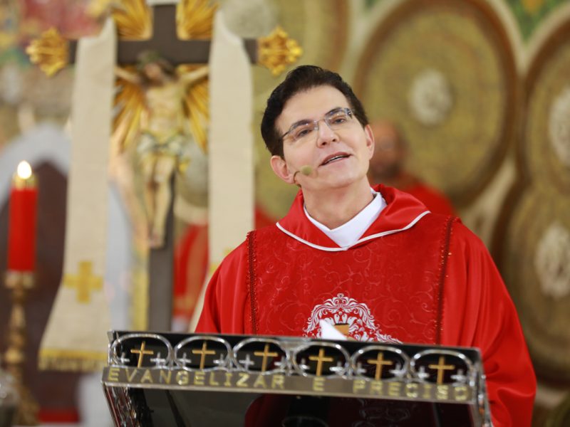 Padre Manzotti preside Santa Missa da manhã da 18° edição das 24 Horas em Oração