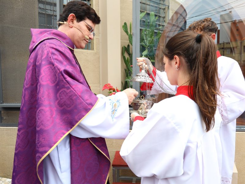 Padre Reginaldo Manzotti preside a Missa de Envio do XII Retiro Nacional e a benção da imagem de Jesus das Santas Chagas