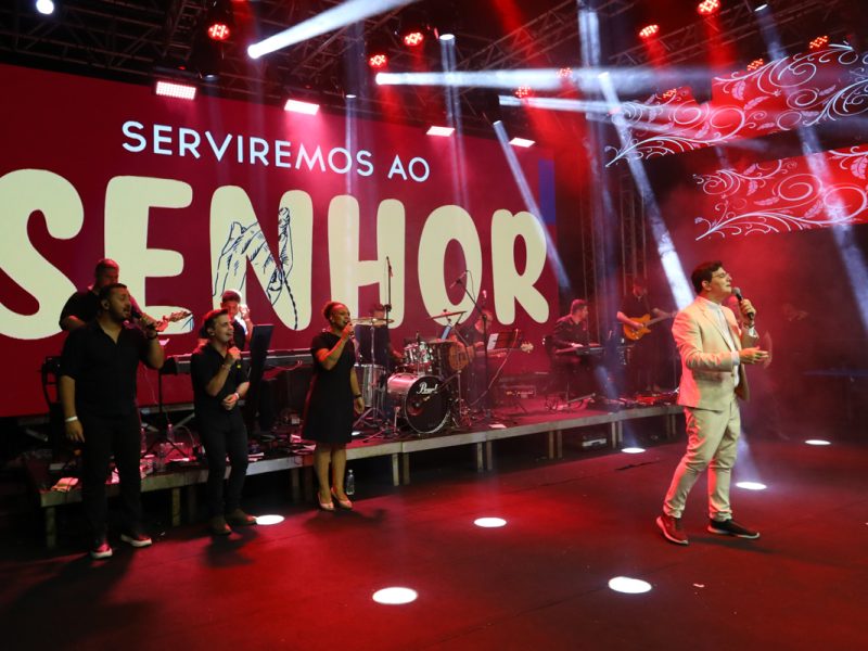 Milhares de pessoas lotam a Av.Paraná em Divinópolis, no maior evento católico do Brasil